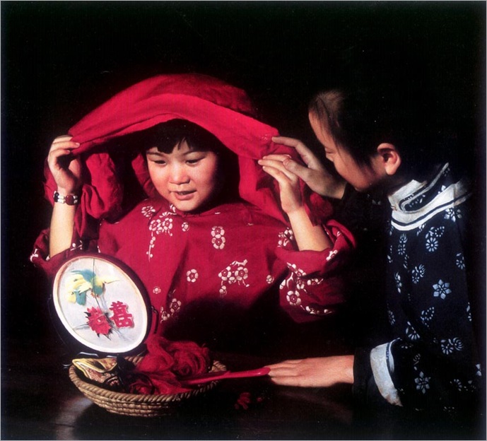 HanWuShen_children_at_night_with_red_cape